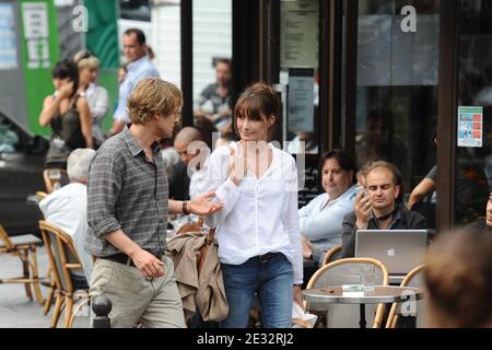 Frankreichs erste Dame Carla Bruni-Sarkozy und der US-Schauspieler Owen Wilson vor Ort während der Dreharbeiten zu Woody Allens neuestem Film "Midnight in Paris" in der Rue Mouffetard in Paris am 27. Juli 2010. Zu den Darstellern gehören die Oscar-Preisträgerin Marion Cotillard, Charlie Sheen, Adrien Brody, Elsa Pataky, Kathy Bates. Foto von ABACAPRESS.COM Stockfoto