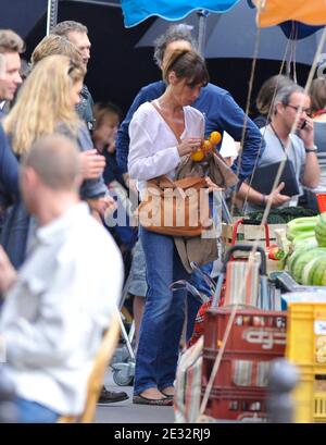 Frankreichs erste Dame Carla Bruni-Sarkozy und der US-Schauspieler Owen Wilson vor Ort während der Dreharbeiten zu Woody Allens neuestem Film "Midnight in Paris" in der Rue Mouffetard in Paris am 27. Juli 2010. Zu den Darstellern gehören die Oscar-Preisträgerin Marion Cotillard, Charlie Sheen, Adrien Brody, Elsa Pataky, Kathy Bates. Foto von ABACAPRESS.COM Stockfoto