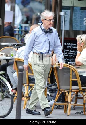 Frankreichs erste Dame Carla Bruni-Sarkozy und der US-Schauspieler Owen Wilson vor Ort während der Dreharbeiten zu Woody Allens neuestem Film "Midnight in Paris" in der Rue Mouffetard in Paris am 27. Juli 2010. Zu den Darstellern gehören die Oscar-Preisträgerin Marion Cotillard, Charlie Sheen, Adrien Brody, Elsa Pataky, Kathy Bates. Foto von ABACAPRESS.COM Stockfoto