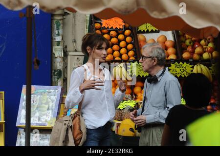 Frankreichs erste Dame Carla Bruni-Sarkozy und der US-Schauspieler Owen Wilson vor Ort während der Dreharbeiten zu Woody Allens neuestem Film "Midnight in Paris" in der Rue Mouffetard in Paris am 27. Juli 2010. Zu den Darstellern gehören die Oscar-Preisträgerin Marion Cotillard, Charlie Sheen, Adrien Brody, Elsa Pataky, Kathy Bates. Foto von ABACAPRESS.COM Stockfoto