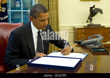 US-Präsident Barack Obama unterzeichnet am 29. Juli 2010 im Oval Office im Weißen Haus, Washington, DC, USA, den Supplemental Appropriations Act. Foto von Kevin Dietsch/UPI/ABACAPRESS.COM Stockfoto