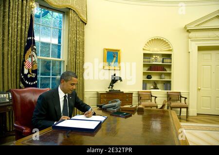 US-Präsident Barack Obama unterzeichnet am 29. Juli 2010 im Oval Office im Weißen Haus, Washington, DC, USA, den Supplemental Appropriations Act. Foto von Kevin Dietsch/UPI/ABACAPRESS.COM Stockfoto