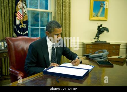 US-Präsident Barack Obama unterzeichnet am 29. Juli 2010 im Oval Office im Weißen Haus, Washington, DC, USA, den Supplemental Appropriations Act. Foto von Kevin Dietsch/UPI/ABACAPRESS.COM Stockfoto