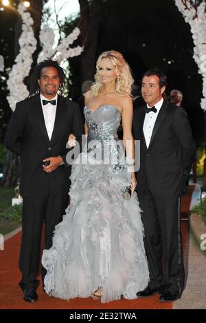 Christian Karembeu, Adriana Karembeu und Bernard Montiel treffen am 30. Juli 2010 beim 62. Rotkreuzball des Sporting in Monte-Carlo, Monaco, ein. Foto von Thierry Orban/ABACAPRESS.COM Stockfoto