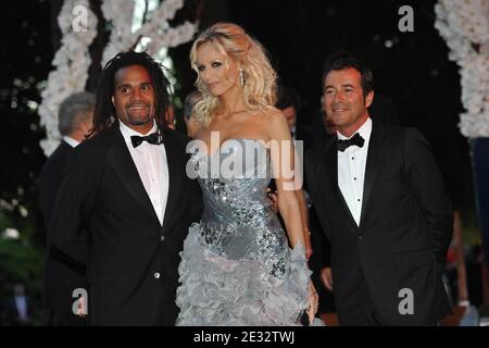 Christian Karembeu, Adriana Karembeu und Bernard Montiel treffen am 30. Juli 2010 beim 62. Rotkreuzball des Sporting in Monte-Carlo, Monaco, ein. Foto von Thierry Orban/ABACAPRESS.COM Stockfoto