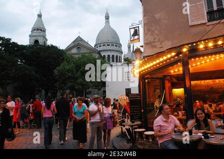 'Illustrationen der weissen Kuppelbasilika Sacre Coeur im Montmartre-Viertel, 18. Bezirk von Paris, Frankreich, am 29. Juli 2010. Mit seinen vielen Künstlern, die ihre Staffeln jeden Tag für die Touristen einrichten. Die Basilika Sacré-Coeur wurde von 1876 bis 1912 auf Montmartre als Geste der Sühne für die "Verbrechen der Kommunarden" nach den Ereignissen der Pariser Kommune errichtet, um die französischen Opfer des französisch-preußischen Krieges von 1871 zu ehren. Die weiße Kuppel ist ein weithin sichtbares Wahrzeichen der Stadt. Foto von Alain Apaydin/ABACAPRESS.COM' Stockfoto