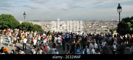 'Illustrationen von Paris aus der weissen Kuppelbasilika Sacre Coeur im Montmartre-Viertel, 18. Bezirk von Paris, Frankreich, am 29. Juli 2010. Mit seinen vielen Künstlern, die ihre Staffeln jeden Tag für die Touristen einrichten. Die Basilika Sacré-Coeur wurde von 1876 bis 1912 auf Montmartre als Geste der Sühne für die "Verbrechen der Kommunarden" nach den Ereignissen der Pariser Kommune errichtet, um die französischen Opfer des französisch-preußischen Krieges von 1871 zu ehren. Die weiße Kuppel ist ein weithin sichtbares Wahrzeichen der Stadt. Foto von Alain Apaydin/ABACAPRESS.COM' Stockfoto