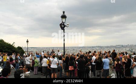 'Illustrationen von Paris aus der weissen Kuppelbasilika Sacre Coeur im Montmartre-Viertel, 18. Bezirk von Paris, Frankreich, am 29. Juli 2010. Mit seinen vielen Künstlern, die ihre Staffeln jeden Tag für die Touristen einrichten. Die Basilika Sacré-Coeur wurde von 1876 bis 1912 auf Montmartre als Geste der Sühne für die "Verbrechen der Kommunarden" nach den Ereignissen der Pariser Kommune errichtet, um die französischen Opfer des französisch-preußischen Krieges von 1871 zu ehren. Die weiße Kuppel ist ein weithin sichtbares Wahrzeichen der Stadt. Foto von Alain Apaydin/ABACAPRESS.COM' Stockfoto