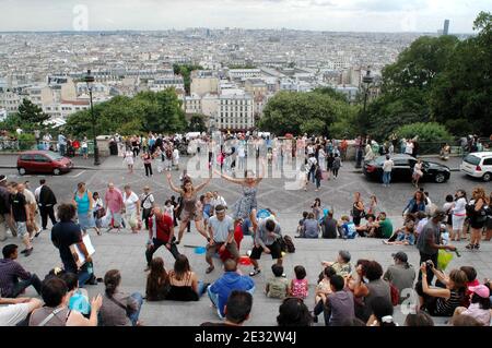 'Illustrationen von Paris aus der weissen Kuppelbasilika Sacre Coeur im Montmartre-Viertel, 18. Bezirk von Paris, Frankreich, am 29. Juli 2010. Mit seinen vielen Künstlern, die ihre Staffeln jeden Tag für die Touristen einrichten. Die Basilika Sacré-Coeur wurde von 1876 bis 1912 auf Montmartre als Geste der Sühne für die "Verbrechen der Kommunarden" nach den Ereignissen der Pariser Kommune errichtet, um die französischen Opfer des französisch-preußischen Krieges von 1871 zu ehren. Die weiße Kuppel ist ein weithin sichtbares Wahrzeichen der Stadt. Foto von Alain Apaydin/ABACAPRESS.COM' Stockfoto