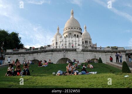 'Illustrationen der weissen Kuppelbasilika Sacre Coeur im Montmartre-Viertel, 18. Bezirk von Paris, Frankreich, am 29. Juli 2010. Mit seinen vielen Künstlern, die ihre Staffeln jeden Tag für die Touristen einrichten. Die Basilika Sacré-Coeur wurde von 1876 bis 1912 auf Montmartre als Geste der Sühne für die "Verbrechen der Kommunarden" nach den Ereignissen der Pariser Kommune errichtet, um die französischen Opfer des französisch-preußischen Krieges von 1871 zu ehren. Die weiße Kuppel ist ein weithin sichtbares Wahrzeichen der Stadt. Foto von Alain Apaydin/ABACAPRESS.COM' Stockfoto