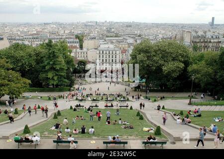 'Illustrationen von Paris aus der weissen Kuppelbasilika Sacre Coeur im Montmartre-Viertel, 18. Bezirk von Paris, Frankreich, am 29. Juli 2010. Mit seinen vielen Künstlern, die ihre Staffeln jeden Tag für die Touristen einrichten. Die Basilika Sacré-Coeur wurde von 1876 bis 1912 auf Montmartre als Geste der Sühne für die "Verbrechen der Kommunarden" nach den Ereignissen der Pariser Kommune errichtet, um die französischen Opfer des französisch-preußischen Krieges von 1871 zu ehren. Die weiße Kuppel ist ein weithin sichtbares Wahrzeichen der Stadt. Foto von Alain Apaydin/ABACAPRESS.COM' Stockfoto