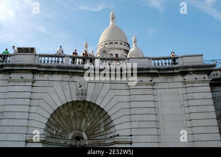 'Illustrationen der weissen Kuppelbasilika Sacre Coeur im Montmartre-Viertel, 18. Bezirk von Paris, Frankreich, am 29. Juli 2010. Mit seinen vielen Künstlern, die ihre Staffeln jeden Tag für die Touristen einrichten. Die Basilika Sacré-Coeur wurde von 1876 bis 1912 auf Montmartre als Geste der Sühne für die "Verbrechen der Kommunarden" nach den Ereignissen der Pariser Kommune errichtet, um die französischen Opfer des französisch-preußischen Krieges von 1871 zu ehren. Die weiße Kuppel ist ein weithin sichtbares Wahrzeichen der Stadt. Foto von Alain Apaydin/ABACAPRESS.COM' Stockfoto