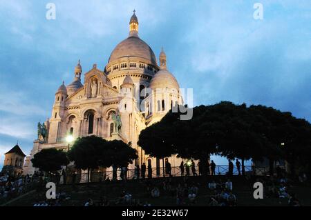 'Illustrationen der weissen Kuppelbasilika Sacre Coeur im Montmartre-Viertel, 18. Bezirk von Paris, Frankreich, am 29. Juli 2010. Mit seinen vielen Künstlern, die ihre Staffeln jeden Tag für die Touristen einrichten. Die Basilika Sacré-Coeur wurde von 1876 bis 1912 auf Montmartre als Geste der Sühne für die "Verbrechen der Kommunarden" nach den Ereignissen der Pariser Kommune errichtet, um die französischen Opfer des französisch-preußischen Krieges von 1871 zu ehren. Die weiße Kuppel ist ein weithin sichtbares Wahrzeichen der Stadt. Foto von Alain Apaydin/ABACAPRESS.COM' Stockfoto