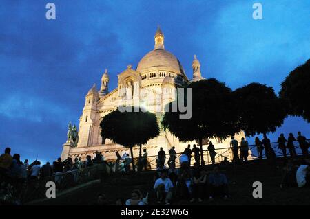 'Illustrationen der weissen Kuppelbasilika Sacre Coeur im Montmartre-Viertel, 18. Bezirk von Paris, Frankreich, am 29. Juli 2010. Mit seinen vielen Künstlern, die ihre Staffeln jeden Tag für die Touristen einrichten. Die Basilika Sacré-Coeur wurde von 1876 bis 1912 auf Montmartre als Geste der Sühne für die "Verbrechen der Kommunarden" nach den Ereignissen der Pariser Kommune errichtet, um die französischen Opfer des französisch-preußischen Krieges von 1871 zu ehren. Die weiße Kuppel ist ein weithin sichtbares Wahrzeichen der Stadt. Foto von Alain Apaydin/ABACAPRESS.COM' Stockfoto