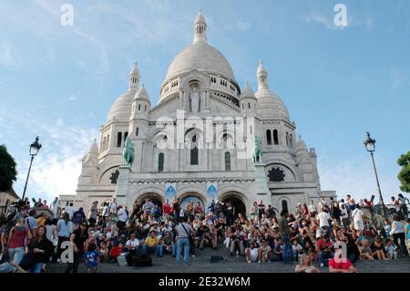 'Illustrationen der weissen Kuppelbasilika Sacre Coeur im Montmartre-Viertel, 18. Bezirk von Paris, Frankreich, am 29. Juli 2010. Mit seinen vielen Künstlern, die ihre Staffeln jeden Tag für die Touristen einrichten. Die Basilika Sacré-Coeur wurde von 1876 bis 1912 auf Montmartre als Geste der Sühne für die "Verbrechen der Kommunarden" nach den Ereignissen der Pariser Kommune errichtet, um die französischen Opfer des französisch-preußischen Krieges von 1871 zu ehren. Die weiße Kuppel ist ein weithin sichtbares Wahrzeichen der Stadt. Foto von Alain Apaydin/ABACAPRESS.COM' Stockfoto