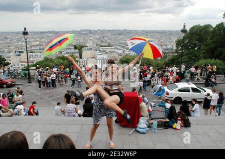 'Illustrationen von Paris aus der weissen Kuppelbasilika Sacre Coeur im Montmartre-Viertel, 18. Bezirk von Paris, Frankreich, am 29. Juli 2010. Mit seinen vielen Künstlern, die ihre Staffeln jeden Tag für die Touristen einrichten. Die Basilika Sacré-Coeur wurde von 1876 bis 1912 auf Montmartre als Geste der Sühne für die "Verbrechen der Kommunarden" nach den Ereignissen der Pariser Kommune errichtet, um die französischen Opfer des französisch-preußischen Krieges von 1871 zu ehren. Die weiße Kuppel ist ein weithin sichtbares Wahrzeichen der Stadt. Foto von Alain Apaydin/ABACAPRESS.COM' Stockfoto