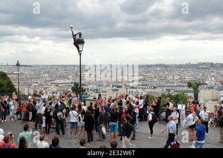 'Illustrationen von Paris aus der weissen Kuppelbasilika Sacre Coeur im Montmartre-Viertel, 18. Bezirk von Paris, Frankreich, am 29. Juli 2010. Mit seinen vielen Künstlern, die ihre Staffeln jeden Tag für die Touristen einrichten. Die Basilika Sacré-Coeur wurde von 1876 bis 1912 auf Montmartre als Geste der Sühne für die "Verbrechen der Kommunarden" nach den Ereignissen der Pariser Kommune errichtet, um die französischen Opfer des französisch-preußischen Krieges von 1871 zu ehren. Die weiße Kuppel ist ein weithin sichtbares Wahrzeichen der Stadt. Foto von Alain Apaydin/ABACAPRESS.COM' Stockfoto