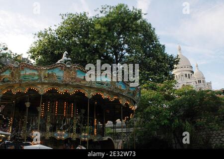 'Illustrationen der weissen Kuppelbasilika Sacre Coeur im Montmartre-Viertel, 18. Bezirk von Paris, Frankreich, am 29. Juli 2010. Mit seinen vielen Künstlern, die ihre Staffeln jeden Tag für die Touristen einrichten. Die Basilika Sacré-Coeur wurde von 1876 bis 1912 auf Montmartre als Geste der Sühne für die "Verbrechen der Kommunarden" nach den Ereignissen der Pariser Kommune errichtet, um die französischen Opfer des französisch-preußischen Krieges von 1871 zu ehren. Die weiße Kuppel ist ein weithin sichtbares Wahrzeichen der Stadt. Foto von Alain Apaydin/ABACAPRESS.COM' Stockfoto