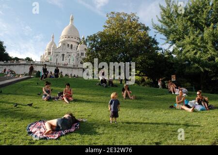 'Illustrationen der weissen Kuppelbasilika Sacre Coeur im Montmartre-Viertel, 18. Bezirk von Paris, Frankreich, am 29. Juli 2010. Mit seinen vielen Künstlern, die ihre Staffeln jeden Tag für die Touristen einrichten. Die Basilika Sacré-Coeur wurde von 1876 bis 1912 auf Montmartre als Geste der Sühne für die "Verbrechen der Kommunarden" nach den Ereignissen der Pariser Kommune errichtet, um die französischen Opfer des französisch-preußischen Krieges von 1871 zu ehren. Die weiße Kuppel ist ein weithin sichtbares Wahrzeichen der Stadt. Foto von Alain Apaydin/ABACAPRESS.COM ' Stockfoto