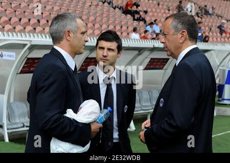 PSG-Präsident Robin Leproux mit seinen Assistenten Alain Roche und Bruno Skropeta beim Fußballspiel Paris Tournament, Bordeaux gegen Porto im Parc des Princes, Paris, Frankreich, am 1. August 2010. Bordeaux gewann 2:1. Foto von Henri Szwarc/ABACAPRESS.COM Stockfoto