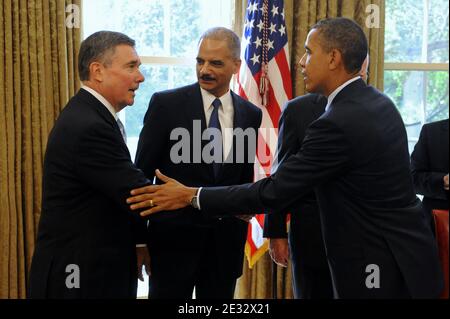 Barack Obama schüttelt die Hände mit dem Direktor des Büros für Nationale Drogenkontrollpolitik Gil Kerlikowske, wie Generalstaatsanwalt Eric Holder sich ansieht, nachdem er am 3. August 2010 das Fair Urteilsgesetz im Oval Office des Weißen Hauses, Washington, DC, USA, unterzeichnet hat. Das Gesetz wird darauf abzielen, die Unterschiede zwischen Crack und Pulverkokain Verurteilung zu korrigieren. Foto von Michael Reynolds/ABACAPRESS.COM (im Bild: Barak Obama, Gil Kerlikowske, Eric Holder) Stockfoto