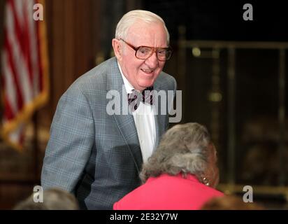 Der pensionierte Oberste Gerichtshof John Paul Stevens trifft am Samstag, den 7. August 2010, zur Vereidigung seiner Nachfolgerin Elena Kagan im Supreme Court Building in Washington, DC, USA, ein. Pool Foto von J. Scott Applewhite/ABACAPRESS.COM Stockfoto