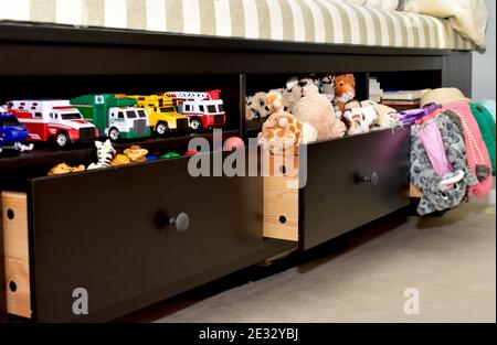 Einfache, einfache Aufbewahrungslösungen für Kinder Spielbereich, um Spielzeug, Spiele, Bücher, Stofftiere zu reinigen Stockfoto