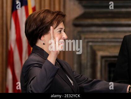 Elena Kagan wird als neuestes Mitglied des Obersten Gerichtshofs vereidigt, als Oberrichter John Roberts den Gerichtseid am Samstag, den 7. August 2010, im Supreme Court Building in Washington, DC, USA, verwaltet. Kagan, 50, ersetzt den pensionierten Richter John Paul Stevens und wird die vierte Frau, die jemals auf dem hohen Gericht sitzt. Sie ist die erste Justiz des Obersten Gerichtshofs seit fast vier Jahrzehnten ohne vorherige Erfahrung als Richter. Pool Foto von J. Scott Applewhite/ABACAPRESS.COM Stockfoto