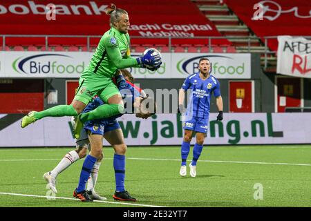 EMMEN, NIEDERLANDE - JANUAR 16: (L-R): Torwart Remko Pasveer von Vitesse, Jacob Rasmussen von Vitesse während des niederländischen Eredivisie-Spiels zwischen FC E Stockfoto