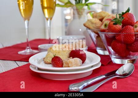 Einfache, elegante Kekse und Erdbeeren mit Sekt zum Brunch, zum Muttertagsfrühstück im Bett oder zum frühlingstee am osternachmittag Stockfoto