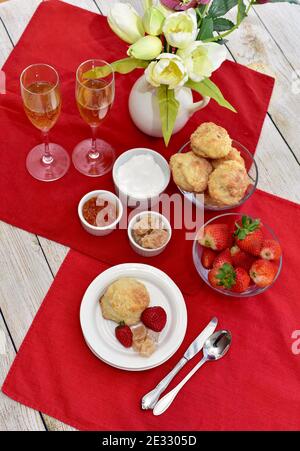 Einfache, elegante Kekse und Erdbeeren mit Sekt zum Brunch, zum Muttertagsfrühstück im Bett oder zum frühlingstee am osternachmittag Stockfoto