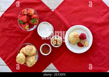 Einfache, elegante Kekse und Erdbeeren mit Sekt zum Brunch, zum Muttertagsfrühstück im Bett oder zum frühlingstee am osternachmittag Stockfoto