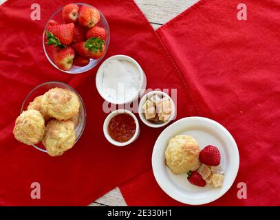 Einfache, elegante Kekse und Erdbeeren mit Sekt zum Brunch, zum Muttertagsfrühstück im Bett oder zum frühlingstee am osternachmittag Stockfoto