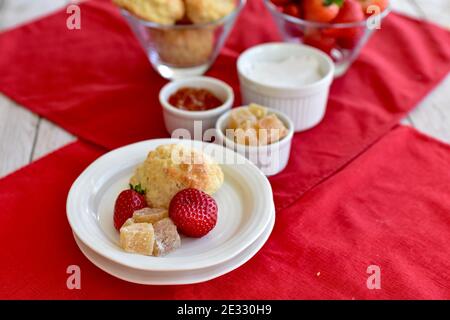 Einfache, elegante Kekse und Erdbeeren mit Sekt zum Brunch, zum Muttertagsfrühstück im Bett oder zum frühlingstee am osternachmittag Stockfoto