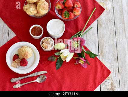 Einfache, elegante Kekse und Erdbeeren mit Sekt zum Brunch, zum Muttertagsfrühstück im Bett oder zum frühlingstee am osternachmittag Stockfoto