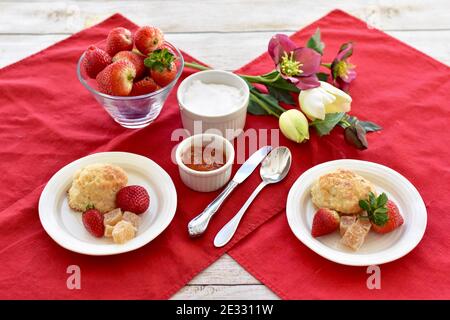 Einfache, elegante Kekse und Erdbeeren mit Sekt zum Brunch, zum Muttertagsfrühstück im Bett oder zum frühlingstee am osternachmittag Stockfoto