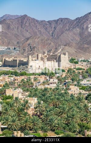 Naher Osten, Arabische Halbinsel, Oman, Ad Dakhiliyah, Bahla. Bahla Fort in den Bergen von Oman. Stockfoto