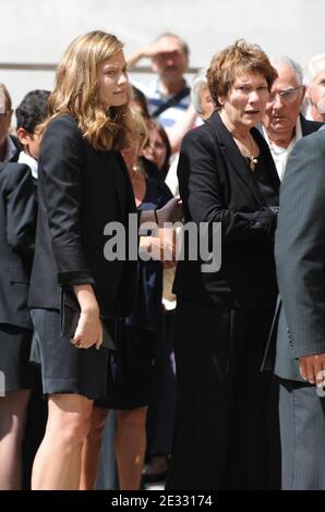 La famille de Bruno Cremer, sa femme et l'une de ses filles arrivent a ses funerailles a l'eglise Saint-Thomas d'Aquin a Paris, France le 13 Aout 2010. Foto von ABACAPRESS.COM Stockfoto