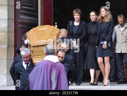 La femme de Bruno Cremer, ses filles Constance et Marie-Clementine durant ses funerailles a l'eglise Saint-Thomas d'Aquin a Paris, France le 13 Aout 2010. Foto von ABACAPRESS.COM Stockfoto