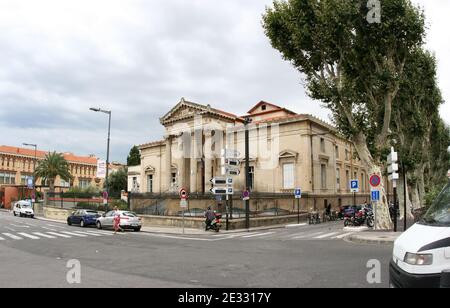 Trois jeunes doivent etre juges ce jeudi en comparution Immediate a Perpignan pour leur implication dans des violences contre des policiers, roues de coups cette semaine. Les faits se sont deroules lundi à la Cite Diaz, dans le quartier du Moyen-Vernet, a Perpignan. UN Àquipage de la Brigade anti-criminalite qui intervait Suite a un cambriolage, a ete pris à Partie alors qu'il interpellait des suspects. Les policiers ont ete roues de coups par des dizaines d'habitants de cette citÀ sensible, confirme le parquet. Trois jeunes, ages d'une vingtaine d'annees, doivent etre juges ce judi dans ce Stockfoto