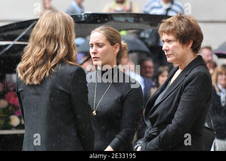 La femme de Bruno Cremer, ses filles Constance et Marie-Clementine durant ses funerailles a l'eglise Saint-Thomas d'Aquin a Paris, France le 13 Aout 2010. Foto von ABACAPRESS.COM Stockfoto