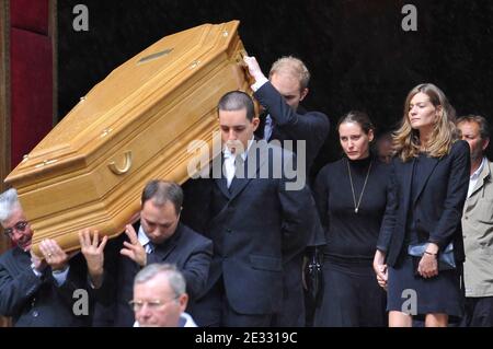 Les filles de Bruno Cremer, Constance et Marie-Clementine durant ses funerailles a l'eglise Saint-Thomas d'Aquin a Paris, France le 13 Aout 2010. Foto von ABACAPRESS.COM Stockfoto