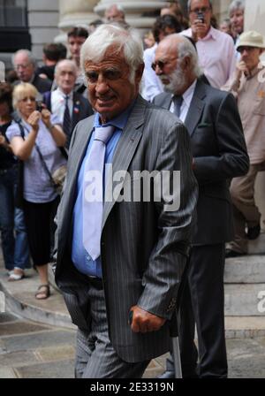 Jean-Paul Belmondo et Jean-Pierre Marielle assist aux funerailles de Bruno Cremer a l'eglise Saint-Thomas d'Aquin a Paris, France le 13 Aout 2010. Foto von ABACAPRESS.COM Stockfoto