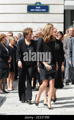 La famille de Bruno Cremer, sa femme Chantal et ses filles Constance et Marie-Clementine arrivent a ses funerailles a l'eglise Saint-Thomas d'Aquin a Paris, France le 13 Aout 2010. Foto von ABACAPRESS.COM Stockfoto