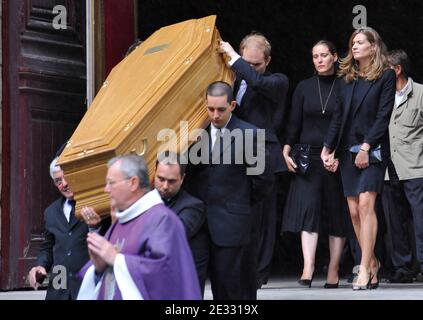 Les filles de Bruno Cremer, Constance et Marie-Clementine durant ses funerailles a l'eglise Saint-Thomas d'Aquin a Paris, France le 13 Aout 2010. Foto von ABACAPRESS.COM Stockfoto