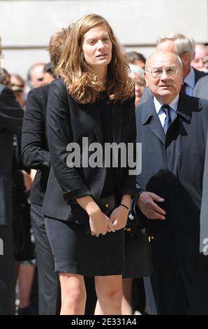 UN des filles de Bruno Cremer arrive a ses funerailles a l'eglise Saint-Thomas d'Aquin a Paris, France le 13 Aout 2010. Foto von ABACAPRESS.COM Stockfoto