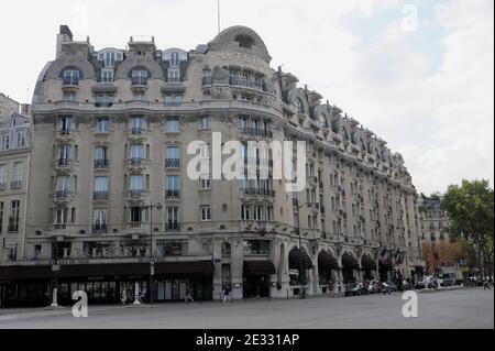 Illustration des Hotels Lutetia in Paris, Frankreich am 13. August 2010. Das Lutetia wurde 1910 erbaut und gilt als eines der ersten großen Art déco-Gebäude in Paris. Das Lutetia befindet sich an der Kreuzung von Boulevard Raspail und Rue de Sevres in Paris. Das historische Hotel Lutetia, das von den Nazis besetzt wurde und nach der Befreiung als Willkommenszentrum für Überlebende des Konzentrationslagers diente, wurde von der israelischen Alrov-Gruppe gekauft. Die Louvre-Gruppe, Europas zweitgrößter Hotelier nach Accor, gab den Verkauf an die israelische Alrov-Gruppe für 150 Millionen Euro bekannt. Die Alrov-Gruppe, gegründet in Stockfoto