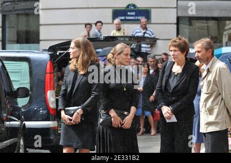 La femme de Bruno Cremer, ses filles Constance et Marie-Clementine durant ses funerailles a l'eglise Saint-Thomas d'Aquin a Paris, France le 13 Aout 2010. Foto von ABACAPRESS.COM Stockfoto