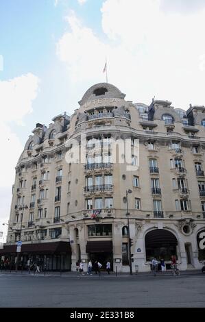 Illustration des Hotels Lutetia in Paris, Frankreich am 13. August 2010. Das Lutetia wurde 1910 erbaut und gilt als eines der ersten großen Art déco-Gebäude in Paris. Das Lutetia befindet sich an der Kreuzung von Boulevard Raspail und Rue de Sevres in Paris. Das historische Hotel Lutetia, das von den Nazis besetzt wurde und nach der Befreiung als Willkommenszentrum für Überlebende des Konzentrationslagers diente, wurde von der israelischen Alrov-Gruppe gekauft. Die Louvre-Gruppe, Europas zweitgrößter Hotelier nach Accor, gab den Verkauf an die israelische Alrov-Gruppe für 150 Millionen Euro bekannt. Die Alrov-Gruppe, gegründet in Stockfoto