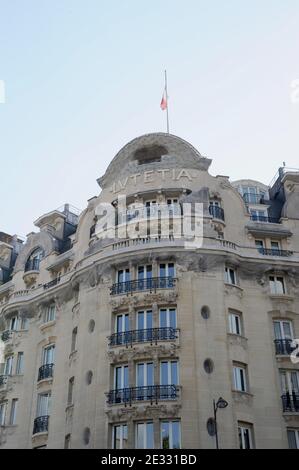 Illustration des Hotels Lutetia in Paris, Frankreich am 13. August 2010. Das Lutetia wurde 1910 erbaut und gilt als eines der ersten großen Art déco-Gebäude in Paris. Das Lutetia befindet sich an der Kreuzung von Boulevard Raspail und Rue de Sevres in Paris. Das historische Hotel Lutetia, das von den Nazis besetzt wurde und nach der Befreiung als Willkommenszentrum für Überlebende des Konzentrationslagers diente, wurde von der israelischen Alrov-Gruppe gekauft. Die Louvre-Gruppe, Europas zweitgrößter Hotelier nach Accor, gab den Verkauf an die israelische Alrov-Gruppe für 150 Millionen Euro bekannt. Die Alrov-Gruppe, gegründet in Stockfoto